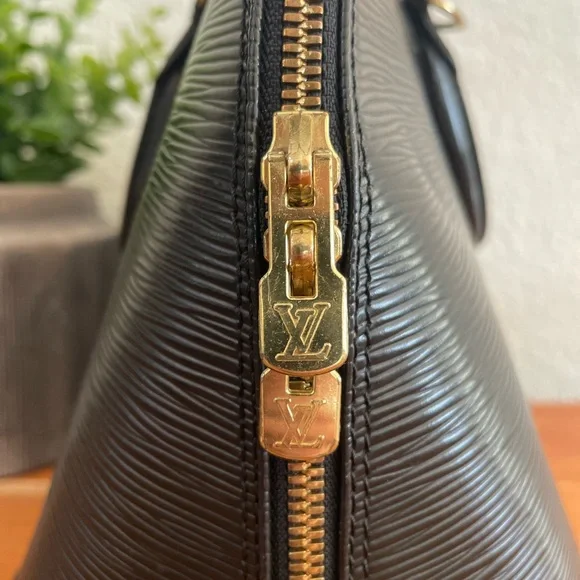 Louis Vuitton Alma in Black Epi - Picture 3 of 9